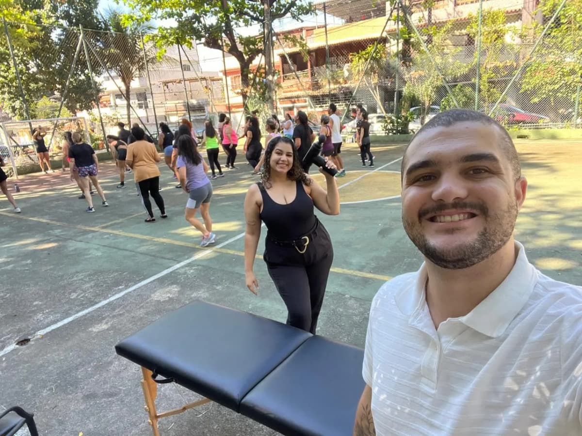 Profissional IIREB realizando massagem terapêutica